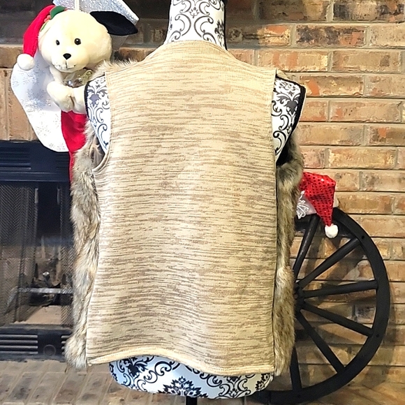 Girls Large Wonder Nation Faux Fur Vest - Picture 3 of 5